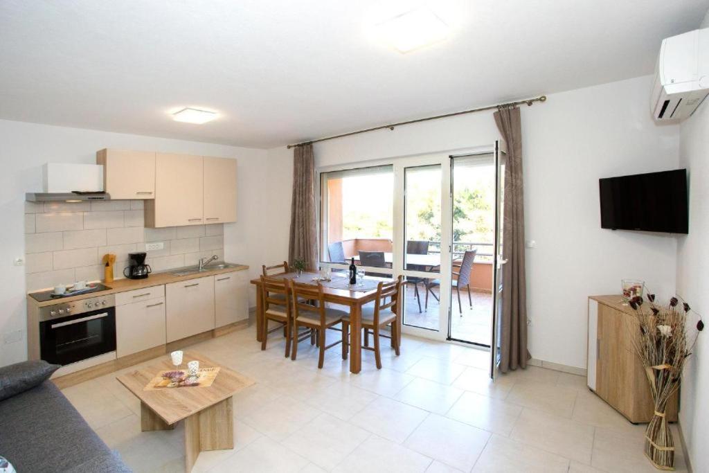 Apartments Panorama With Seasonal Pool Slatine Luaran gambar