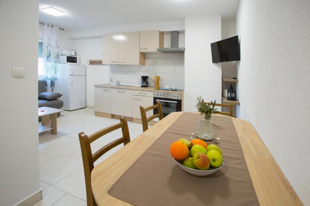 Apartments Panorama With Seasonal Pool Slatine Luaran gambar